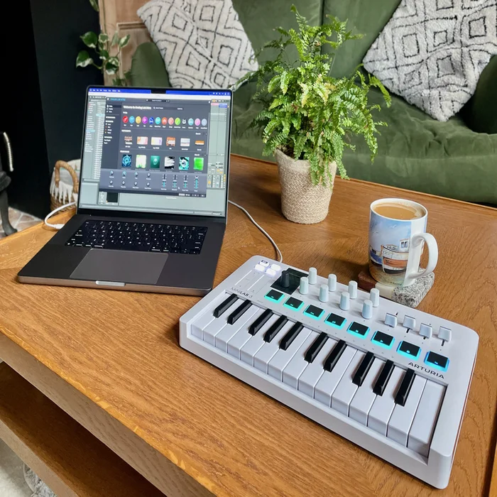 Arturia MiniLab 3 White Controlador MIDI USB de 25 Teclas con Pads y Arpegiador - Imagen 3